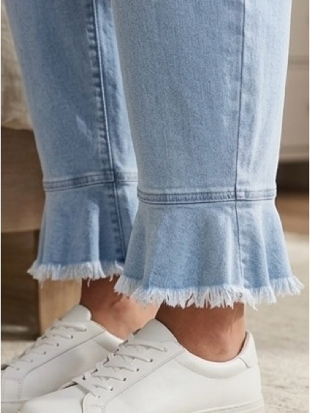 HUE Light Blue Cropped Jeans with Frayed Hem